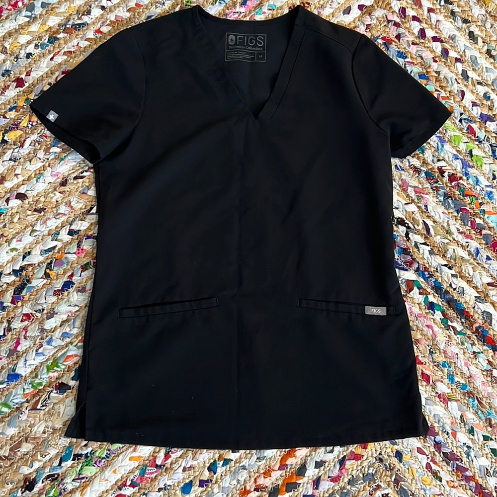 FIGS Casma Three-Pocket XS Black Scrub Top!